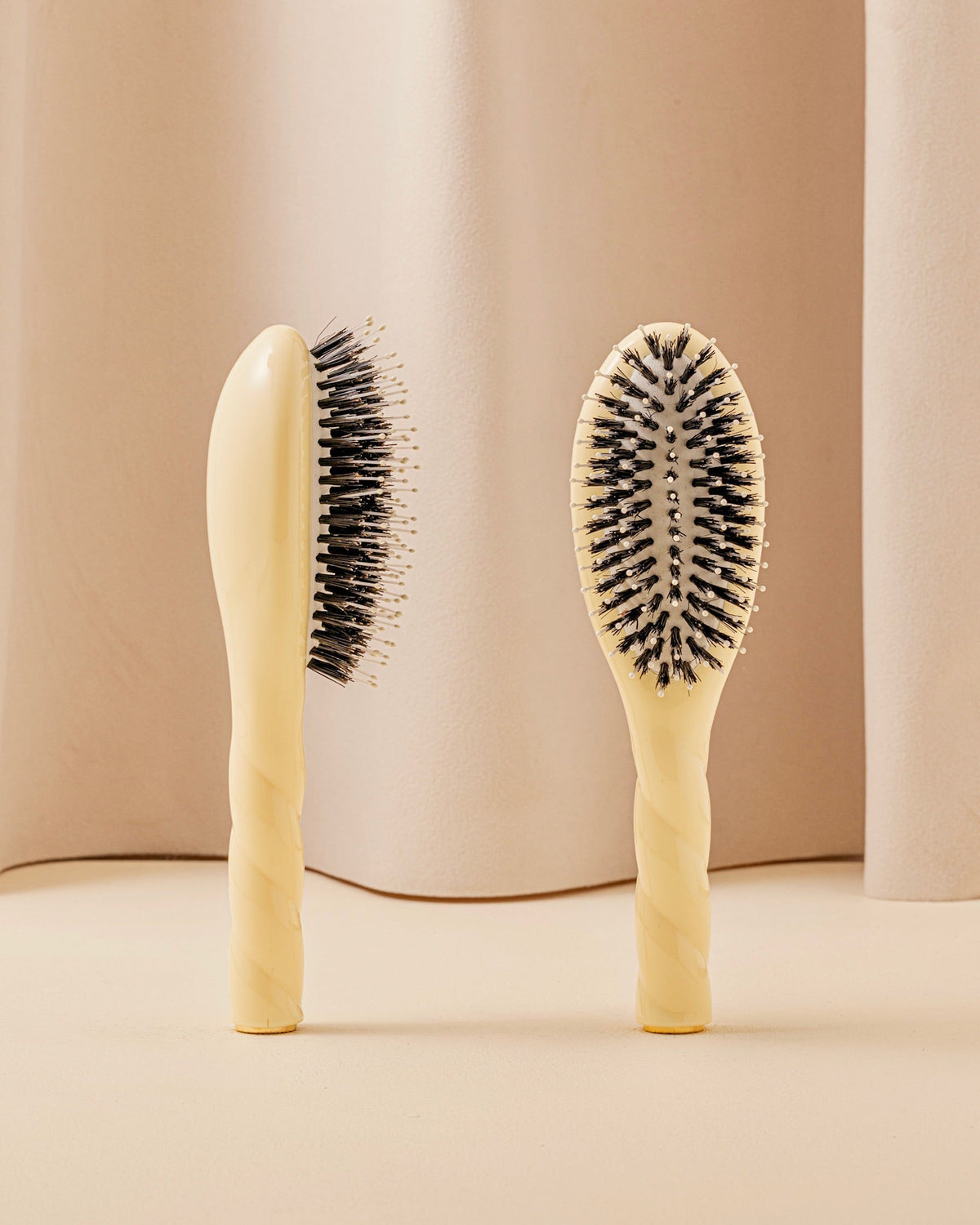 N.03 La Petite Brosse Cuir Chevelu Sensible l'Indispensable Douceur Ivoire Cair
