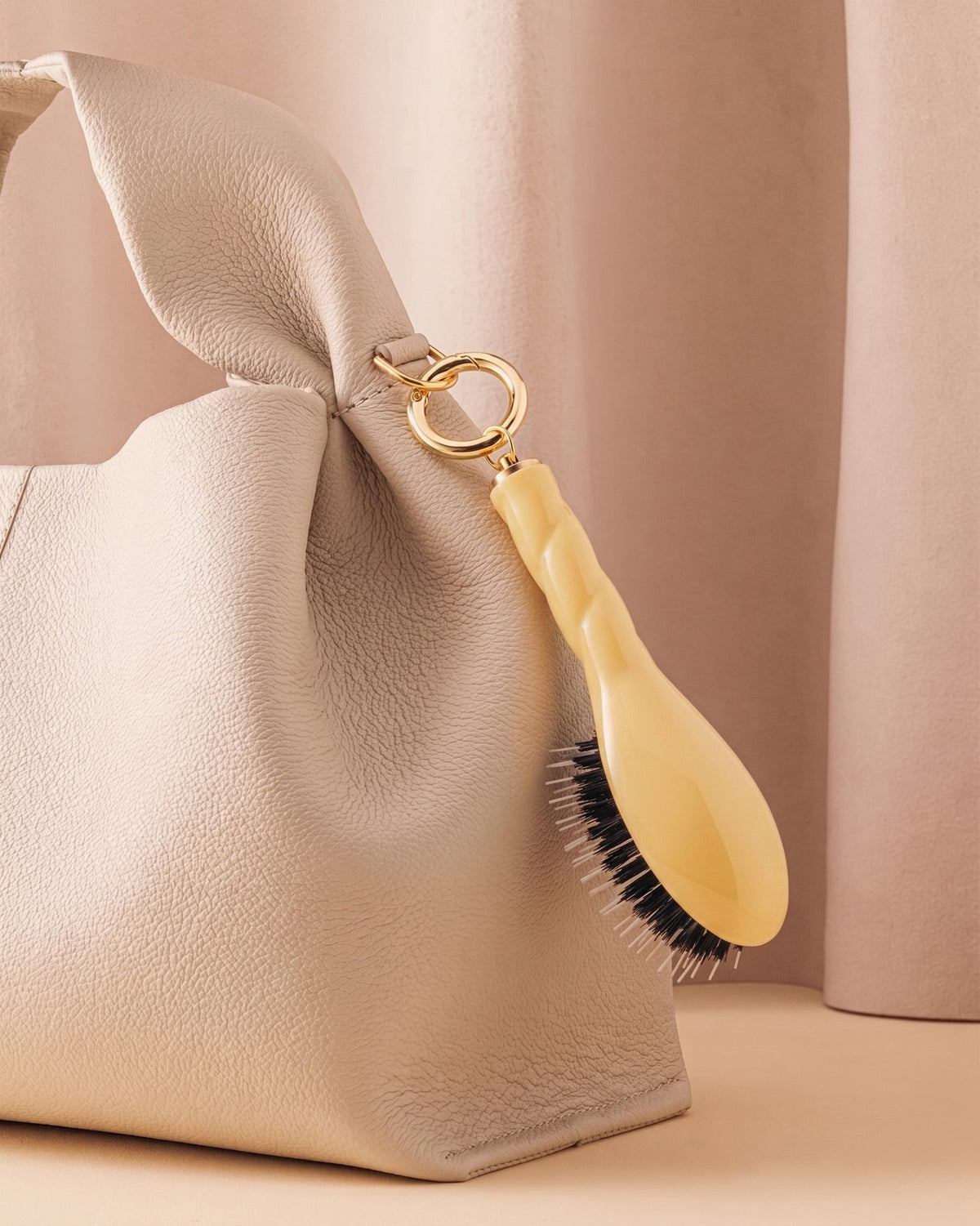 N.02 La Micro Brosse Démêlante & Soin l'Indispensable Jaune Safran