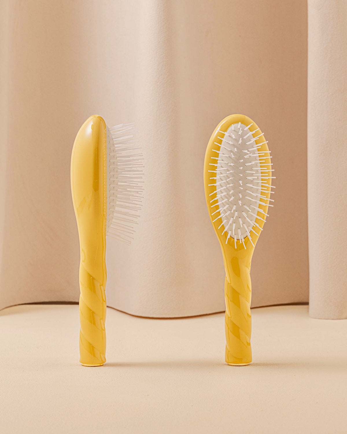 N.07 La Petite Brosse Démêlante & Stimulante l'Intense Jaune Safran