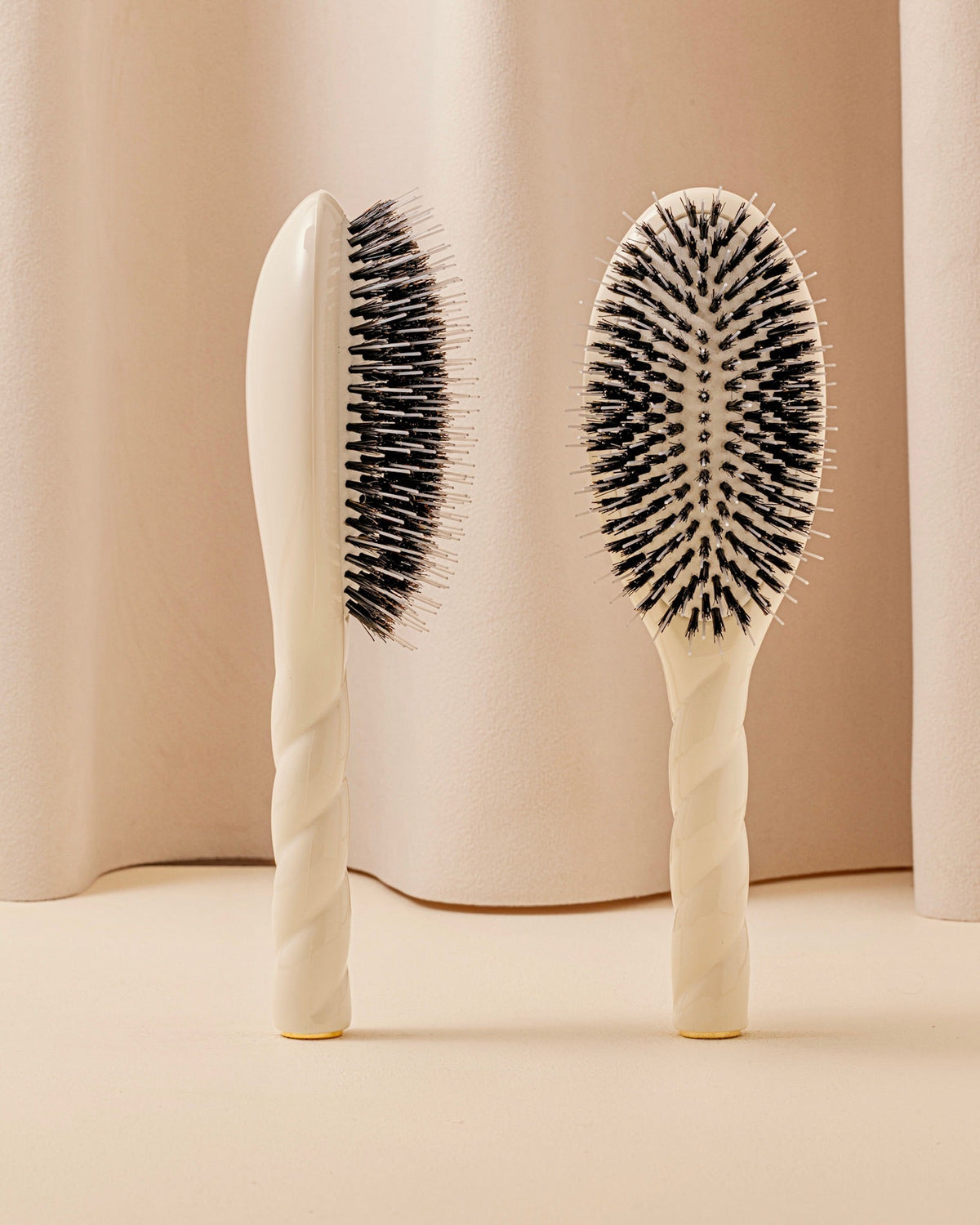 N.02 La Brosse Démêlante & Soin l'Indispensable Blanc Crème