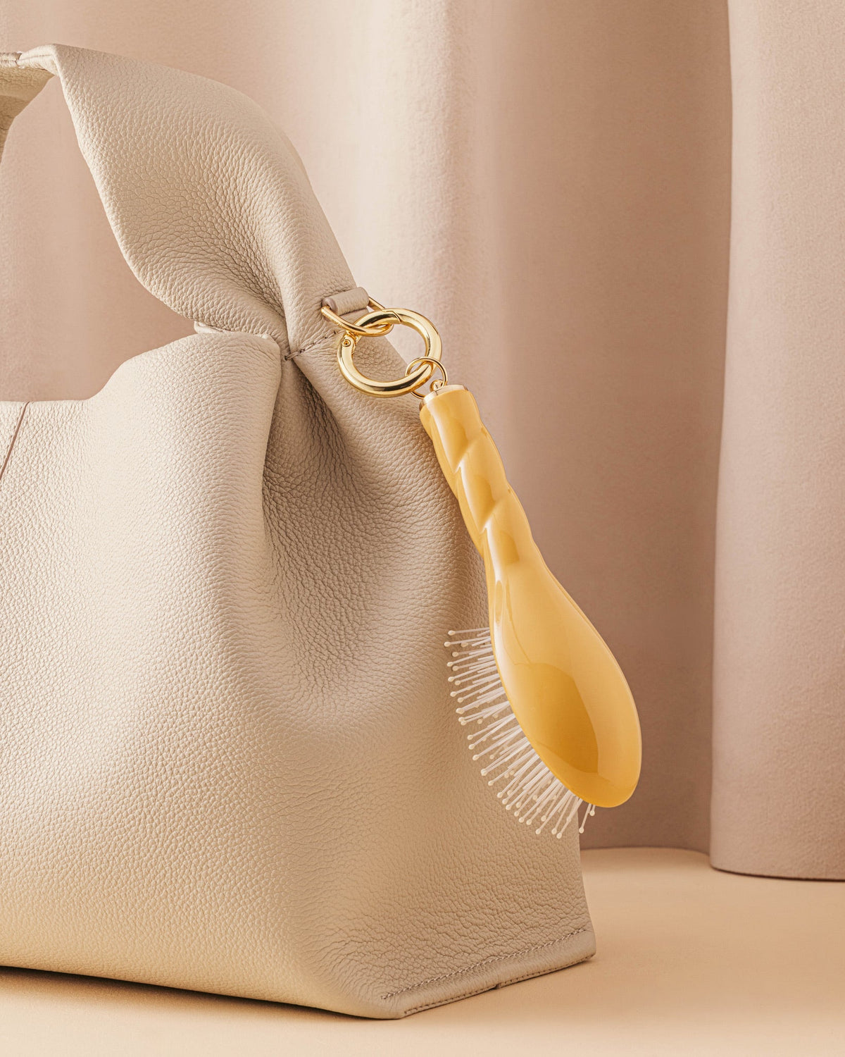 N.04 La Micro Brosse Démêlante & Massante La Miracle Jaune Safran