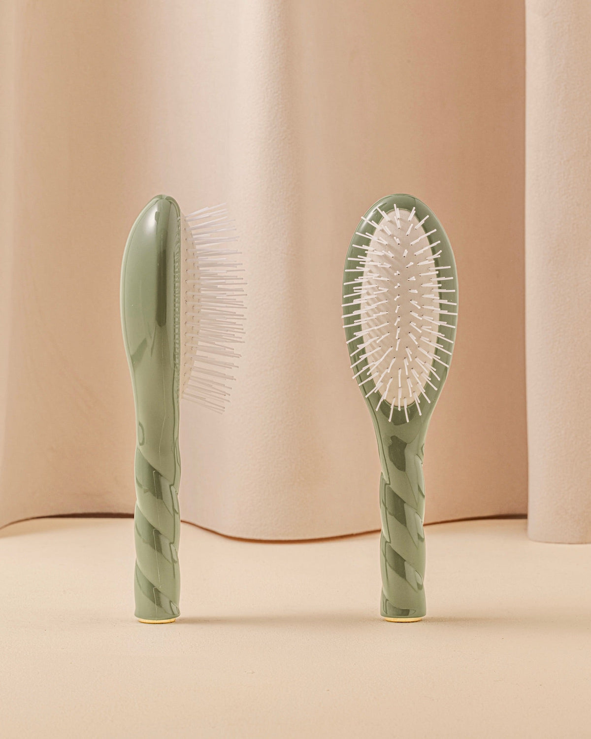 N.07 La Petite Brosse Démêlante & Stimulante l'Intense Vert Amande