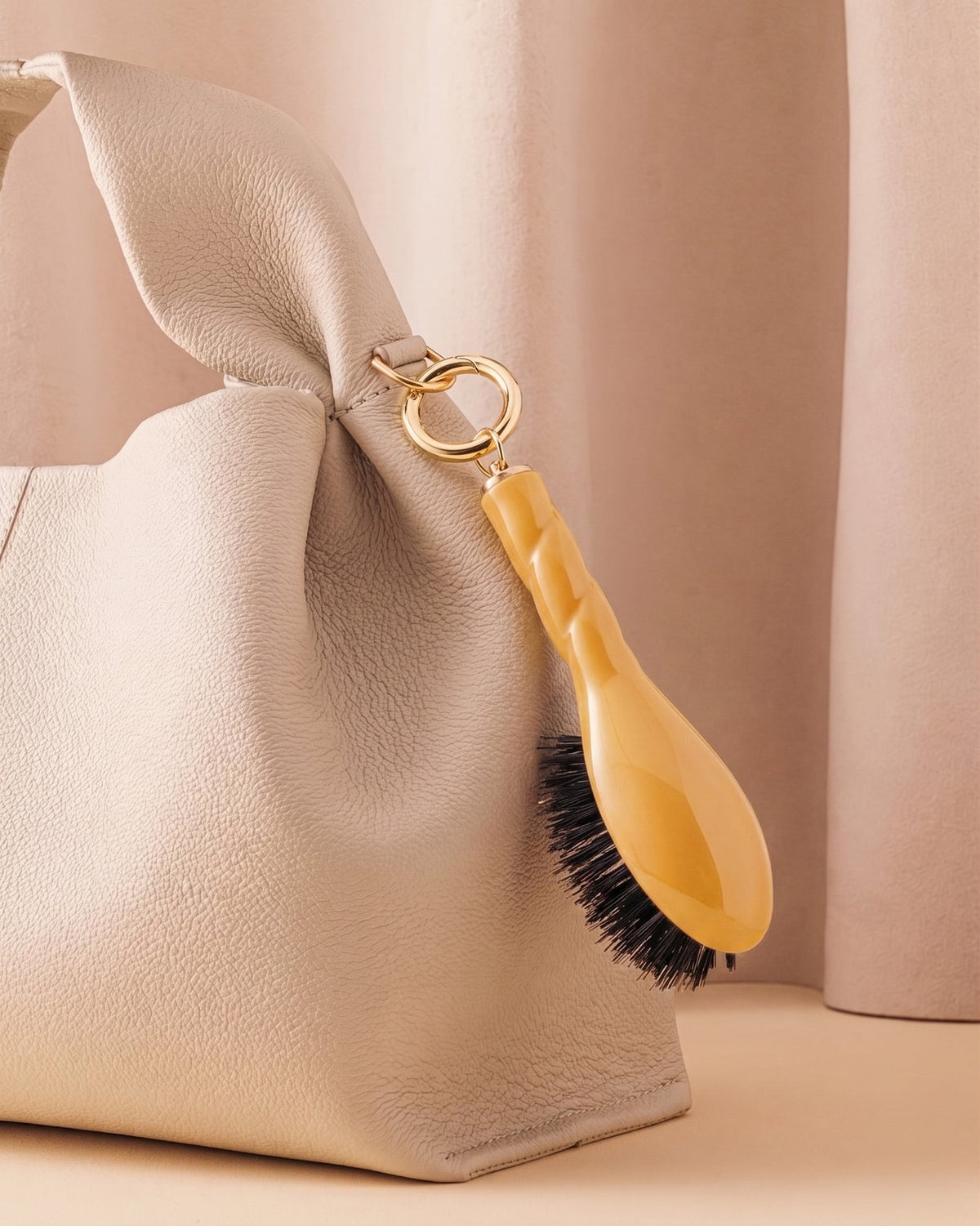 N.01 La Micro Brosse Brillance & Soin l’Universelle Jaune Safran
