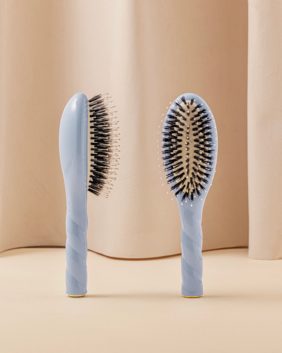 N.03 La Petite Brosse Cuir Chevelu Sensible l'Indispensable Douceur Bleu Ciel