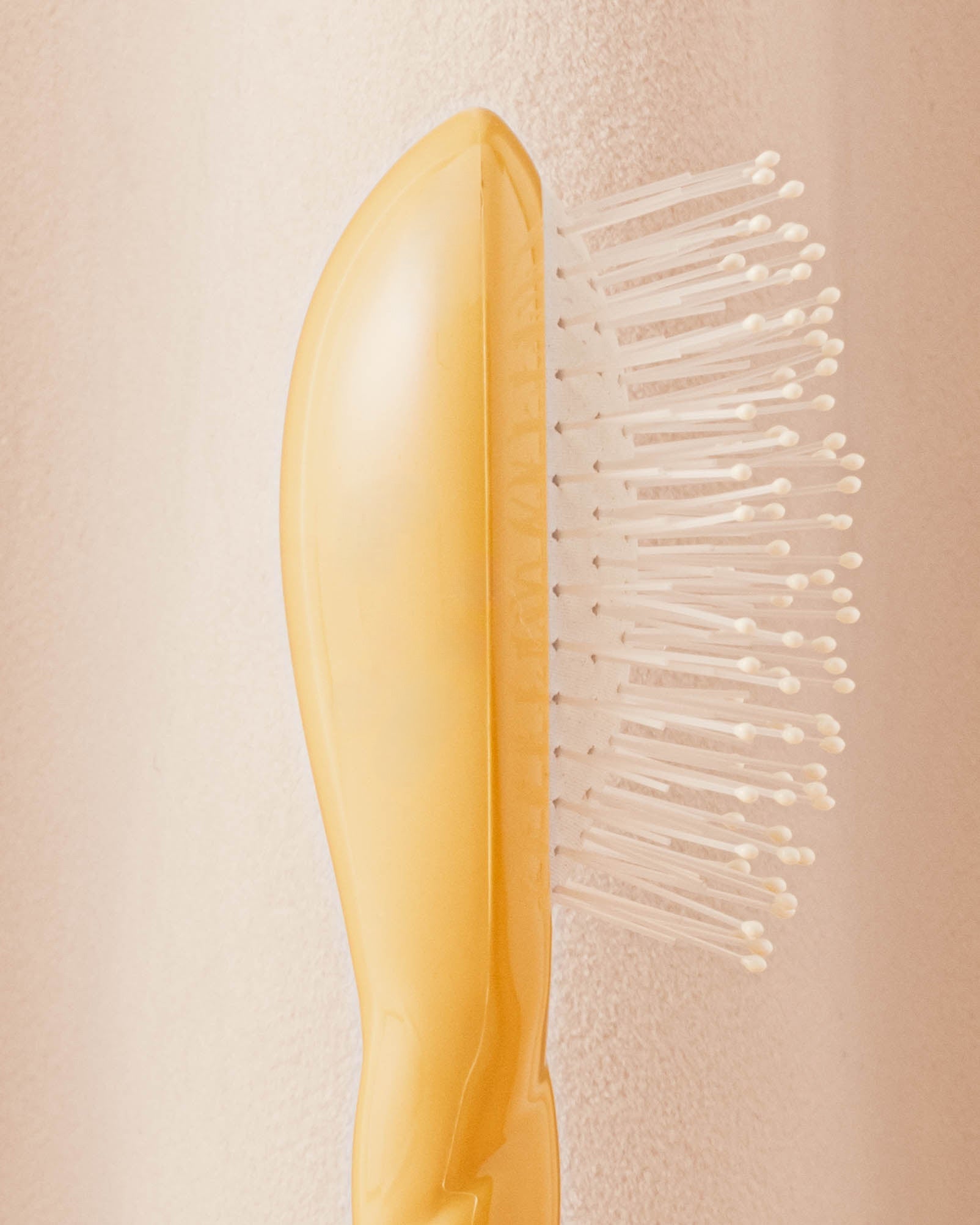 N.04 La Micro Brosse Démêlante & Massante La Miracle Jaune Safran