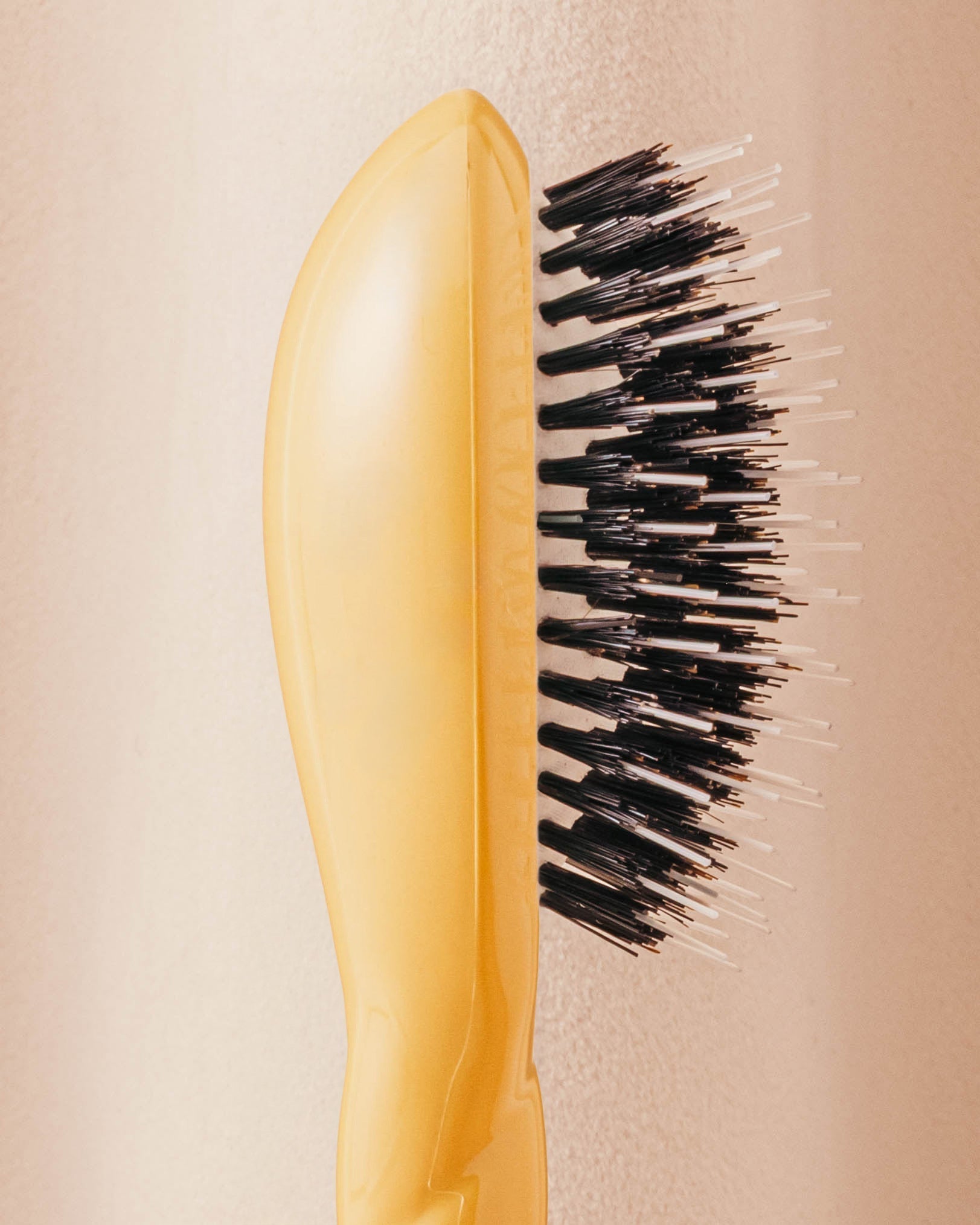 N.02 La Micro Brosse Démêlante & Soin l'Indispensable Jaune Safran