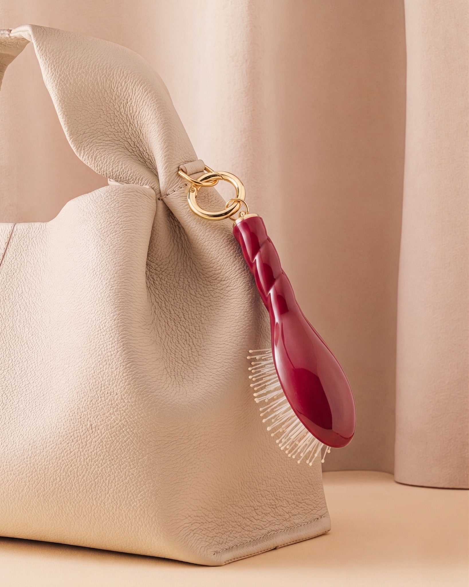 N.04 La Micro Brosse Démêlante & Massante La Miracle Rouge Cerise