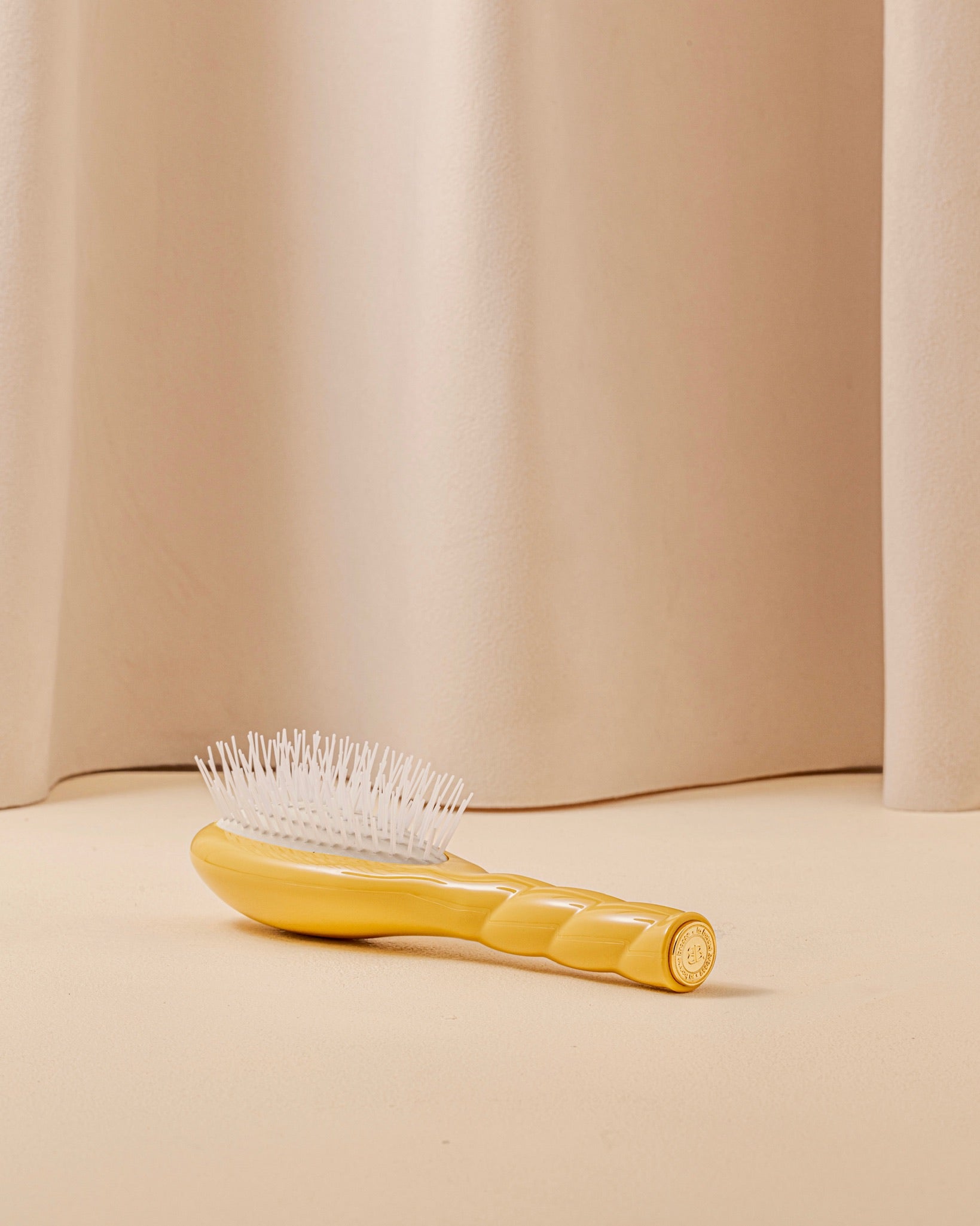 N.07 La Petite Brosse Démêlante & Stimulante l'Intense Jaune Safran