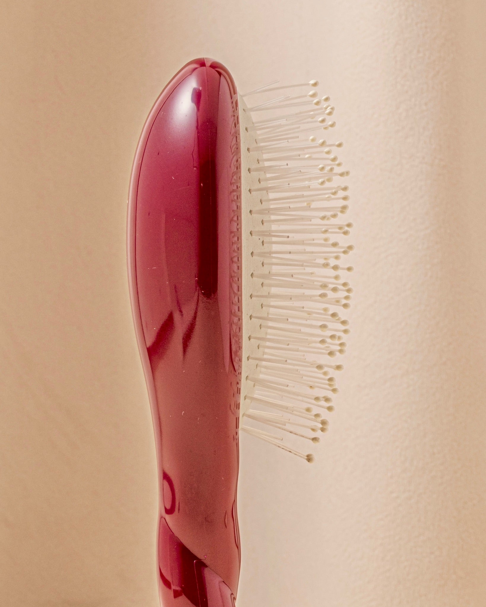 N.04 La Petite Brosse Démêlante & Massante La Miracle Rouge Cerise