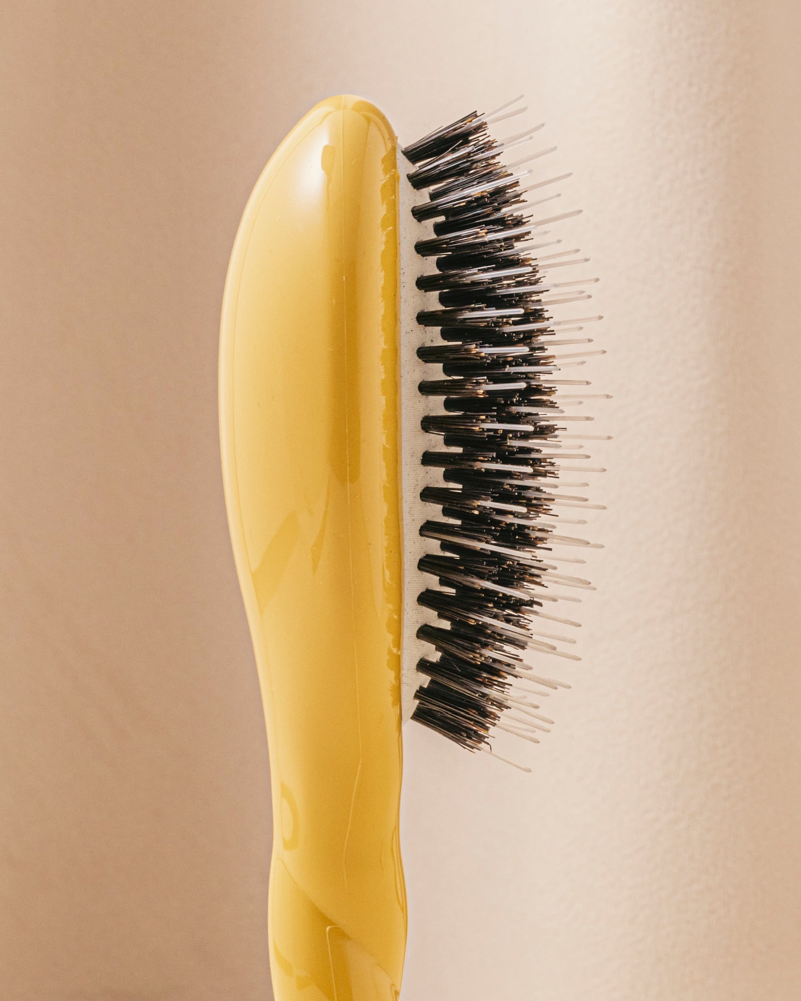 N.02 La Petite Brosse Démêlante & Soin l'Indispensable Jaune Safran