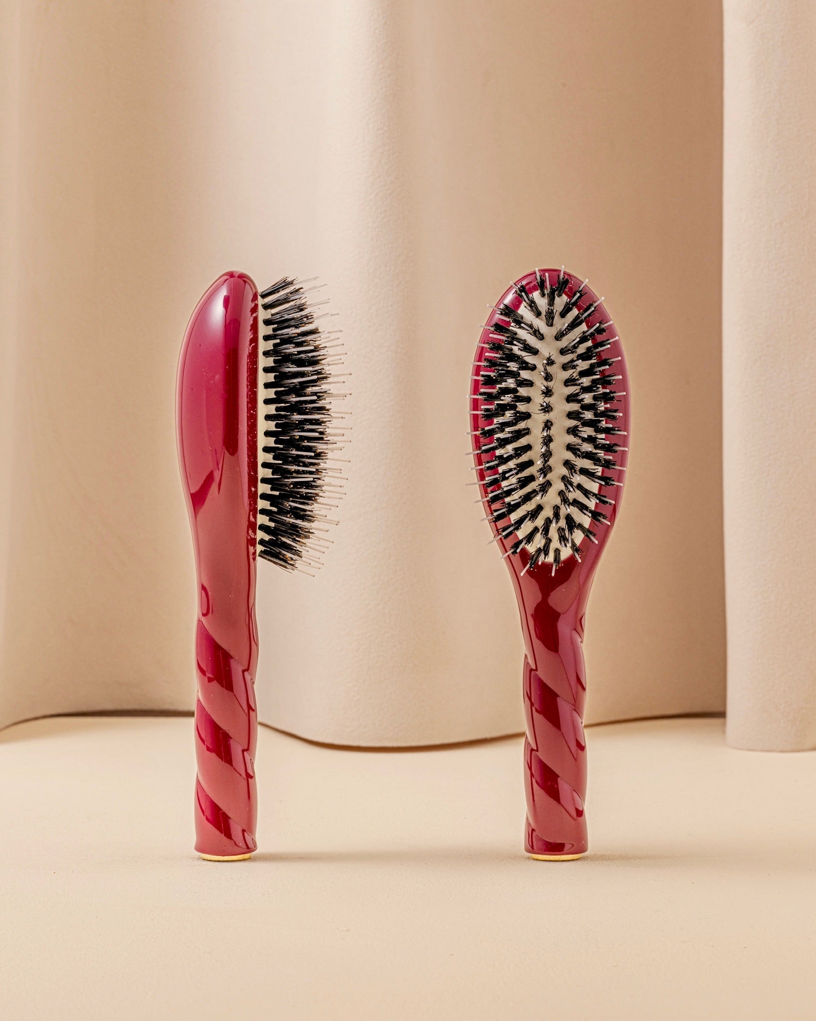 N.02 La Petite Brosse Démêlante & Soin l'Indispensable Rouge Cerise