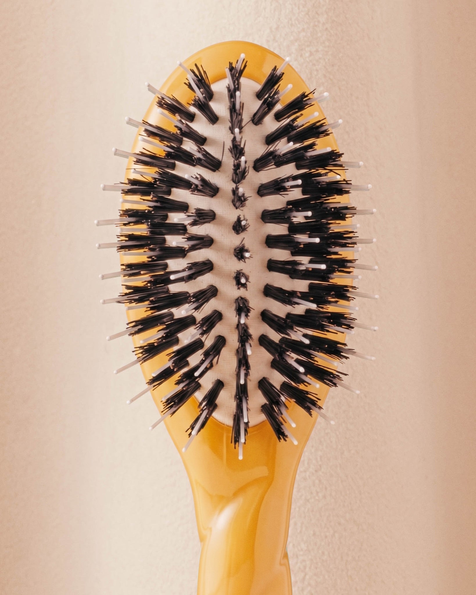 N.02 La Micro Brosse Démêlante & Soin l'Indispensable Jaune Safran