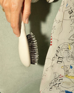 N.03 La Petite Brosse Cuir Chevelu Sensible l'Indispensable Douceur Blanc Crème