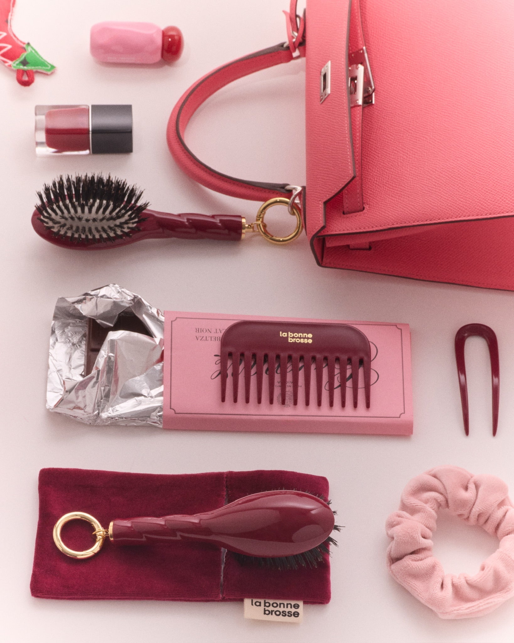 N.02 La Micro Brosse Démêlante & Soin l'Indispensable Rouge Cerise