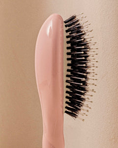 N.03 La Petite Brosse Cuir Chevelu Sensible l'Indispensable Douceur Rose Poudré