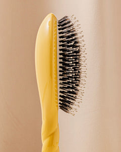 N.03 La Brosse Cuir Chevelu Sensible l'Indispensable Douceur Jaune Safran