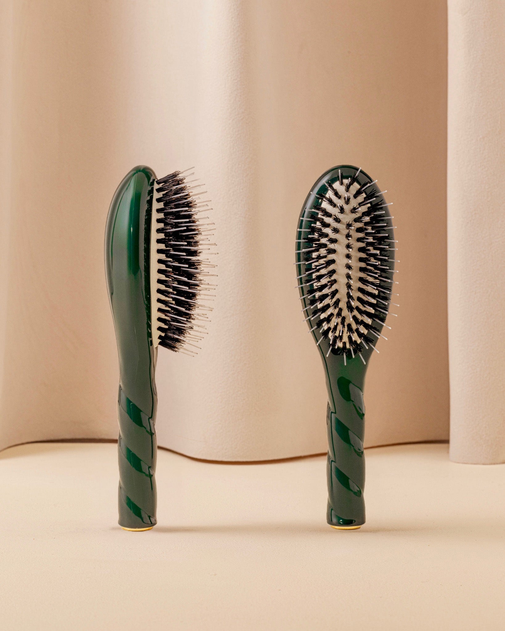 N.02 La Petite Brosse Démêlante & Soin l'Indispensable Vert Emeraude