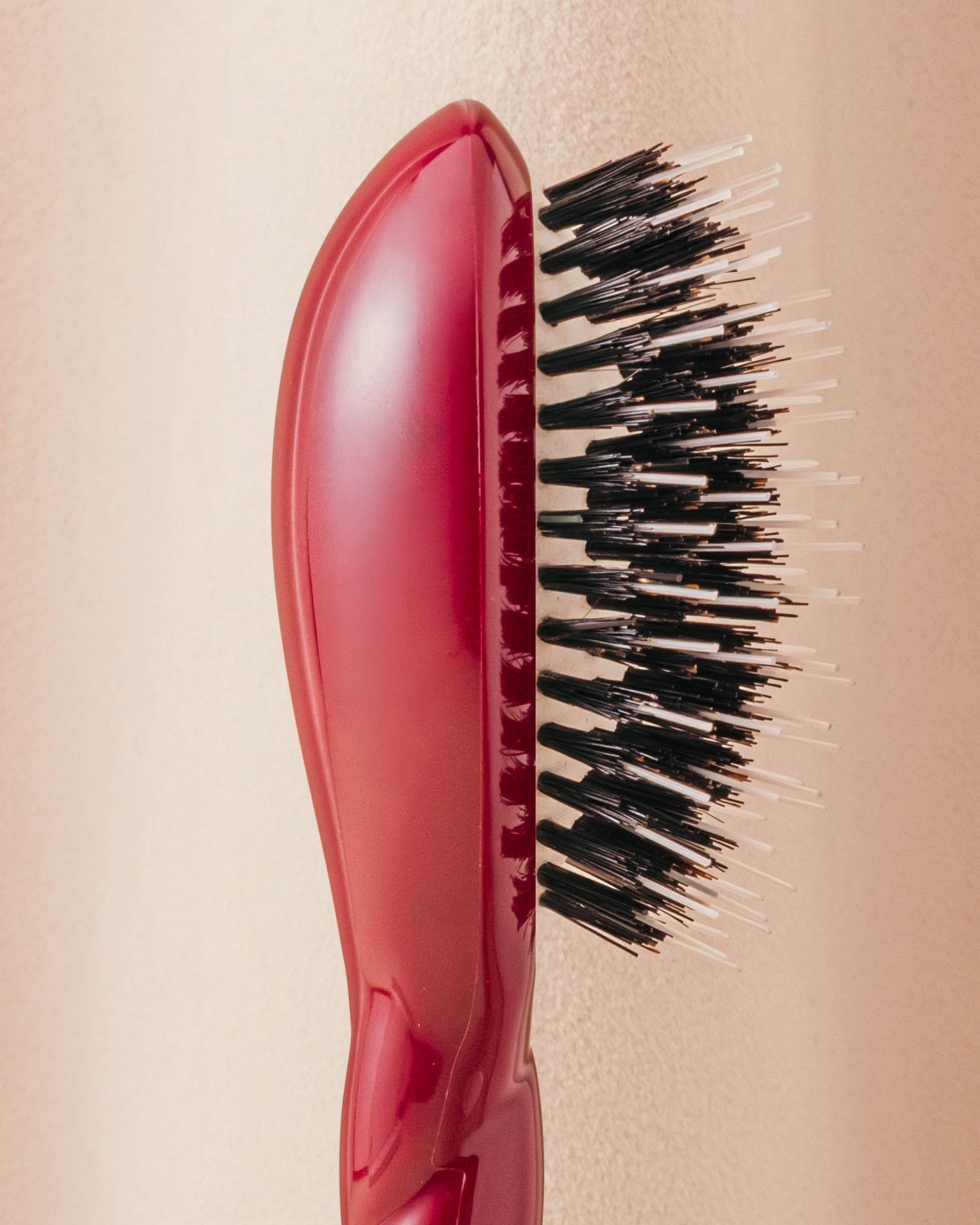 N.02 La Micro Brosse Démêlante & Soin l'Indispensable Rouge Cerise