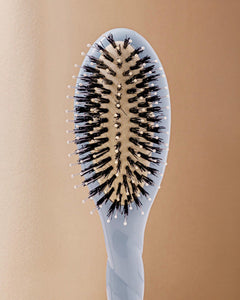 N.03 La Petite Brosse Cuir Chevelu Sensible l'Indispensable Douceur Bleu Ciel