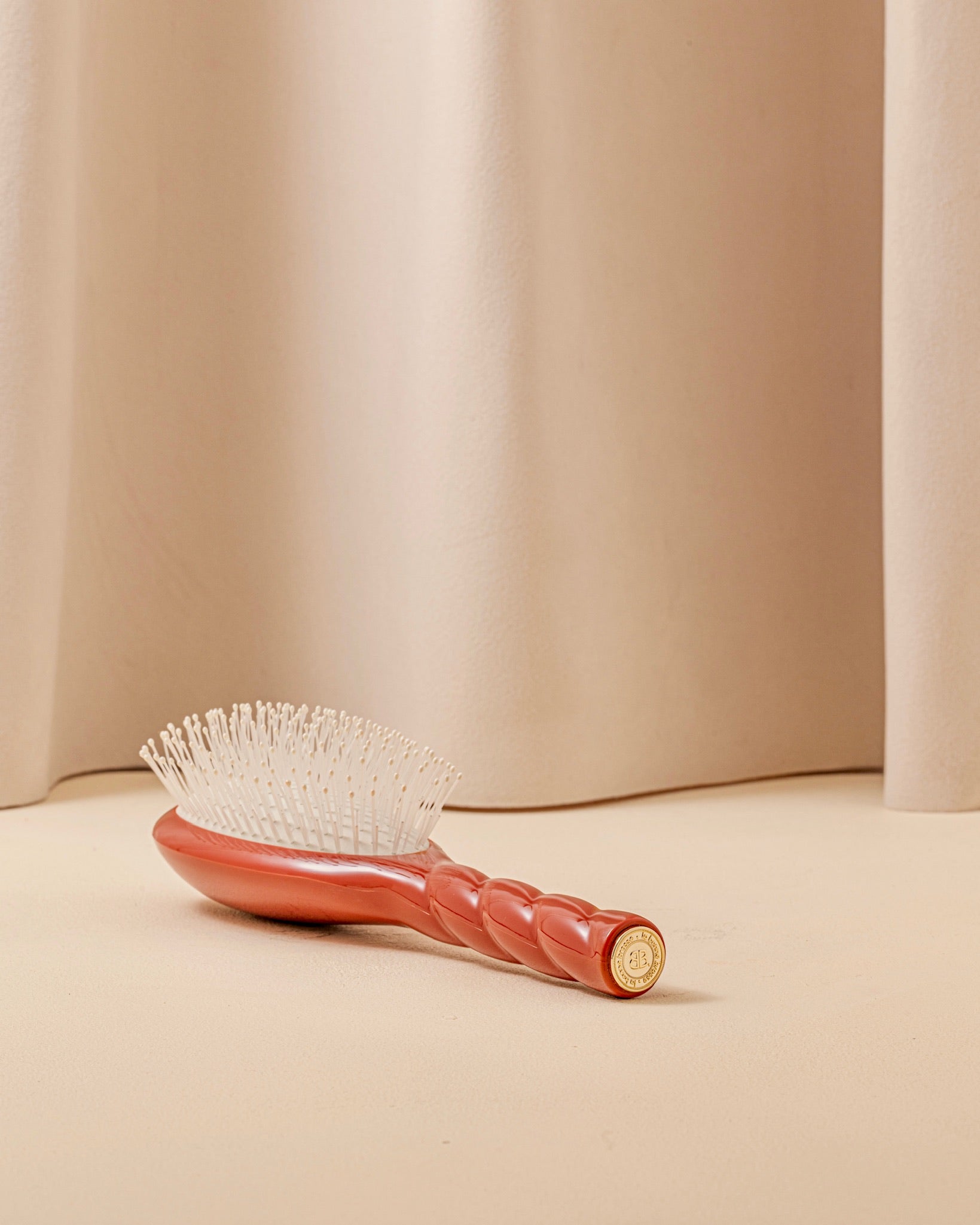 N.04 La Brosse Démêlante & Massante La Miracle Terre Battue