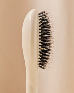 N.02 La Petite Brosse Démêlante & Soin l'Indispensable Blanc Crème