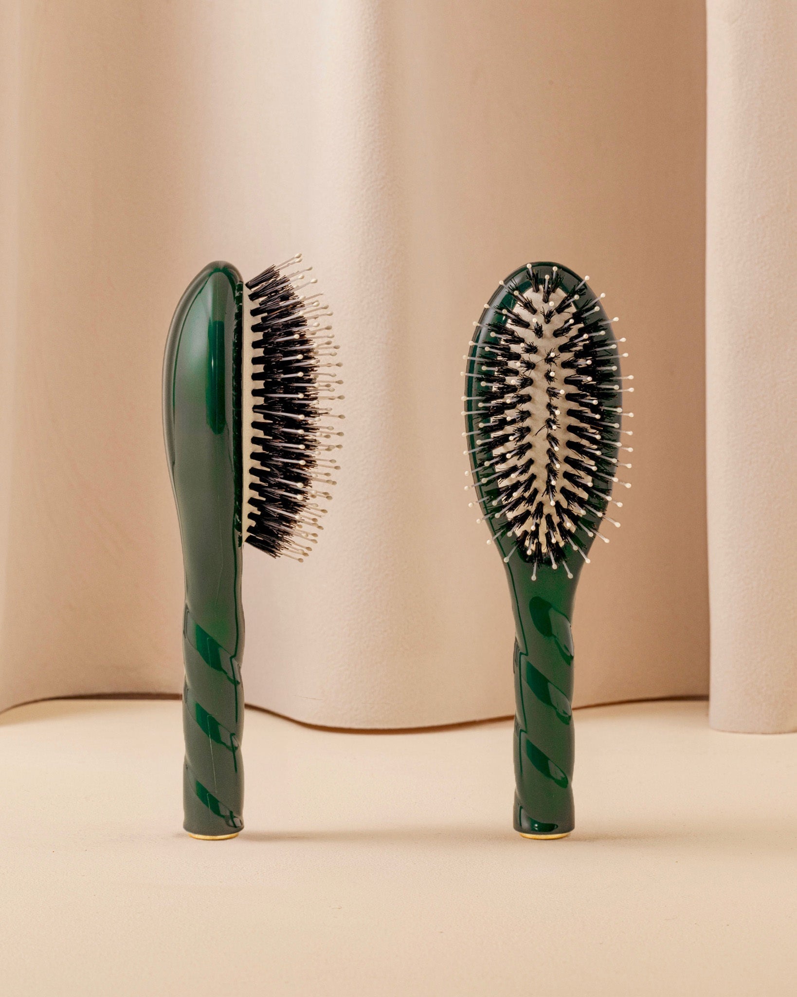 N.03 La Petite Brosse Cuir Chevelu Sensible l'Indispensable Douceur Vert Emeraude