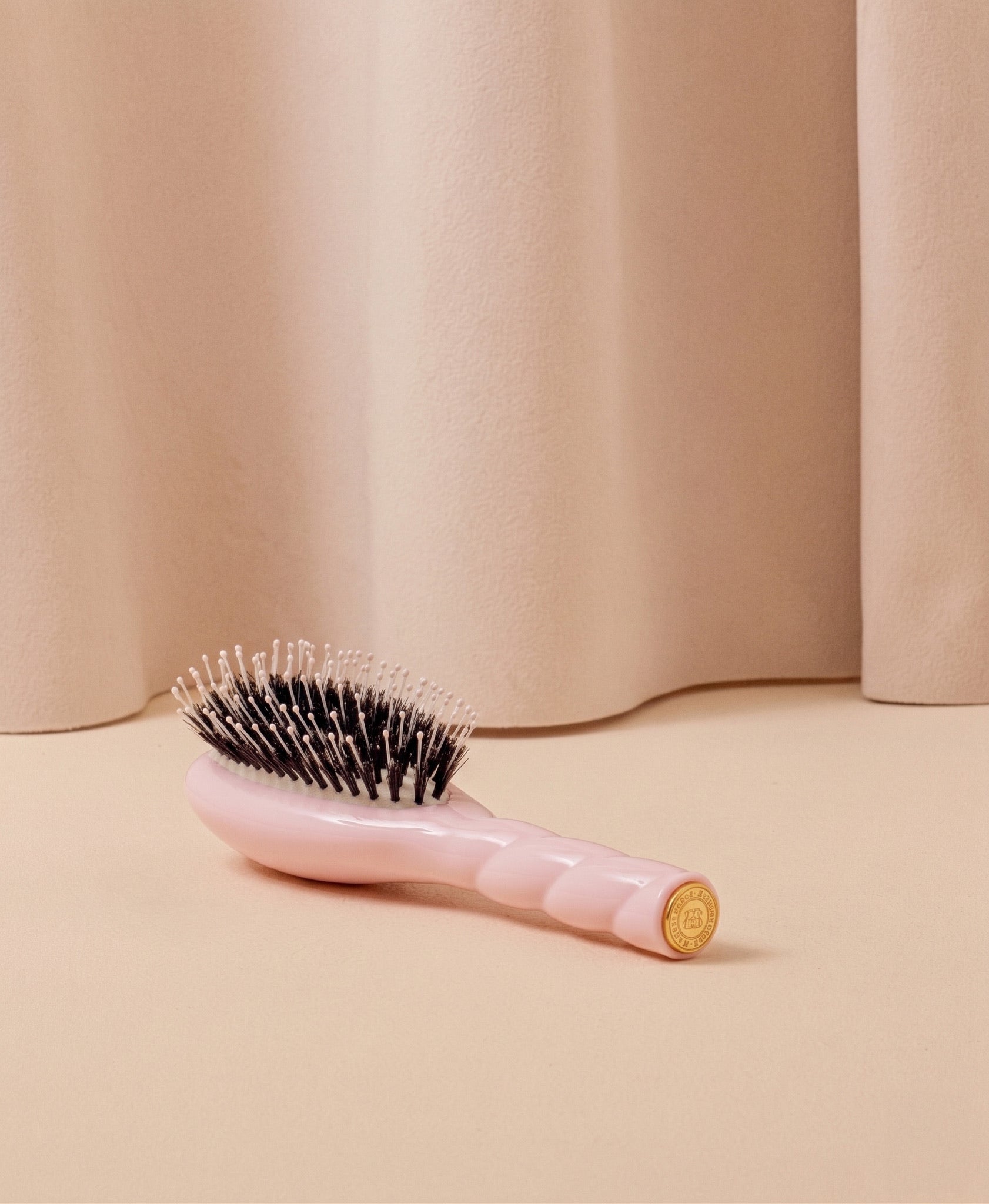N.03 La Petite Brosse Cuir Chevelu Sensible l'Indispensable Douceur Rose Lilas
