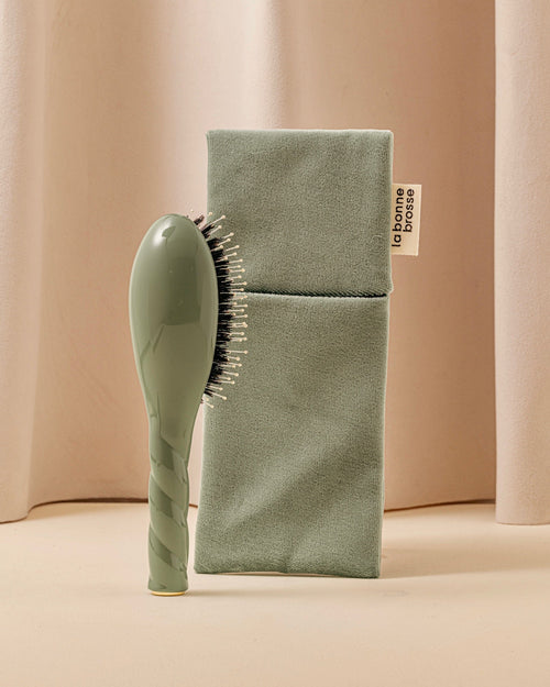 La Pochette "Petite Brosse" Vert Amande