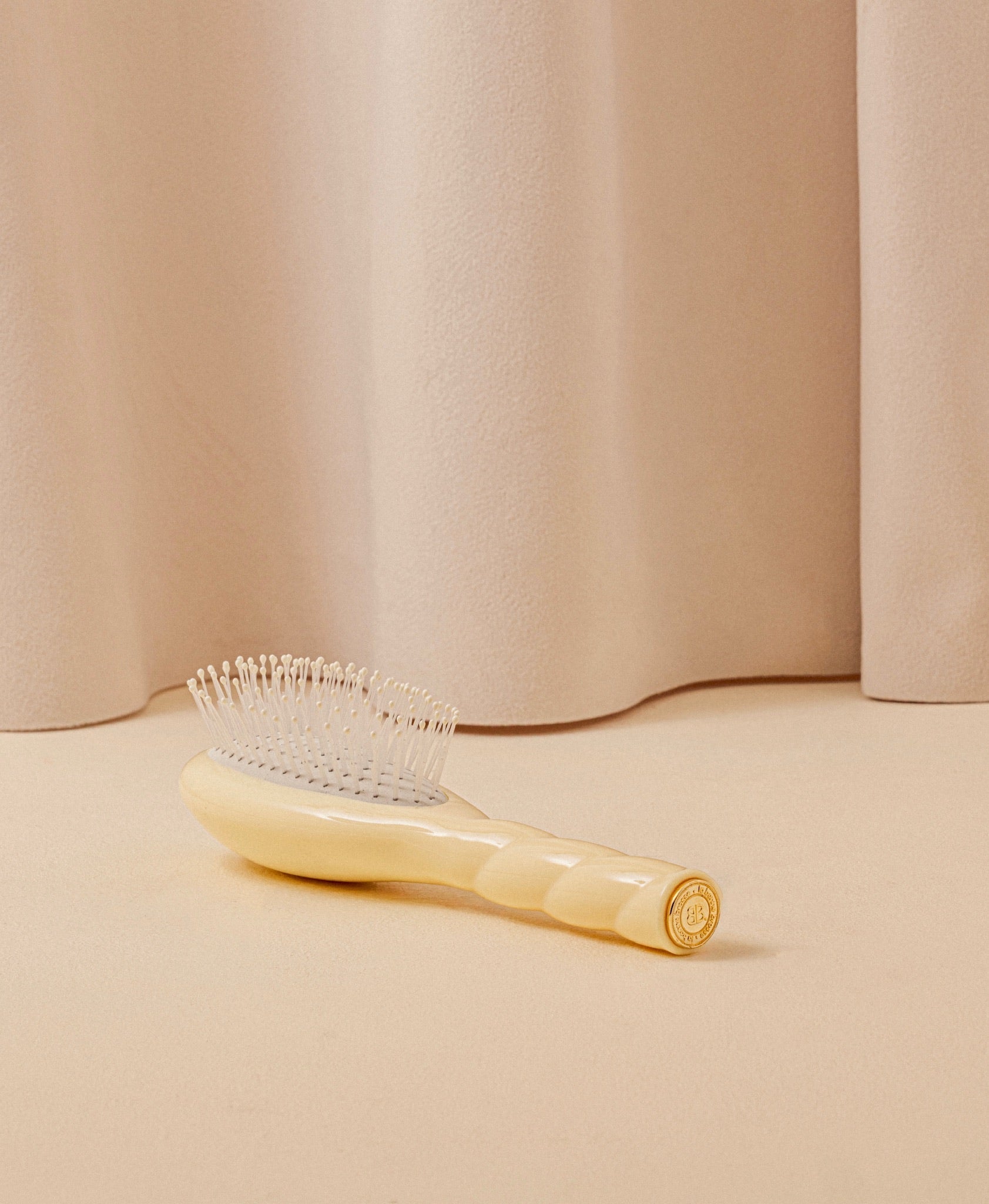 N.04 La Petite Brosse Démêlante & Massante La Miracle Ivoire Cair