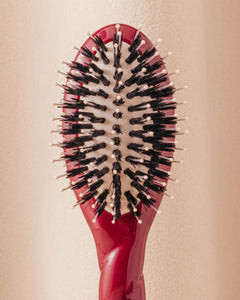N.03 La Micro Brosse Cuir Chevelu Sensible l'Indispensable Douceur Rouge Cerise