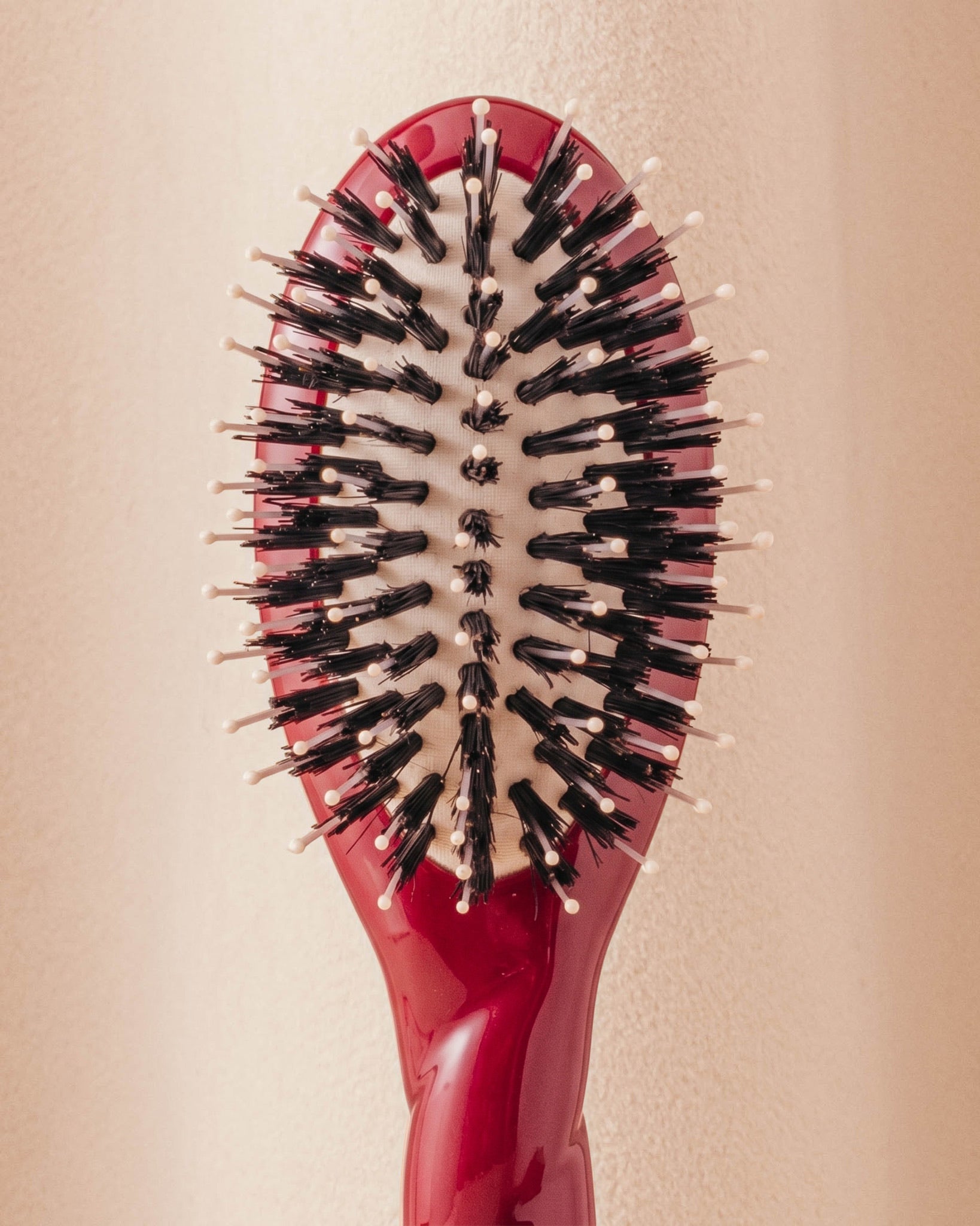 N.03 La Micro Brosse Cuir Chevelu Sensible l'Indispensable Douceur Rouge Cerise