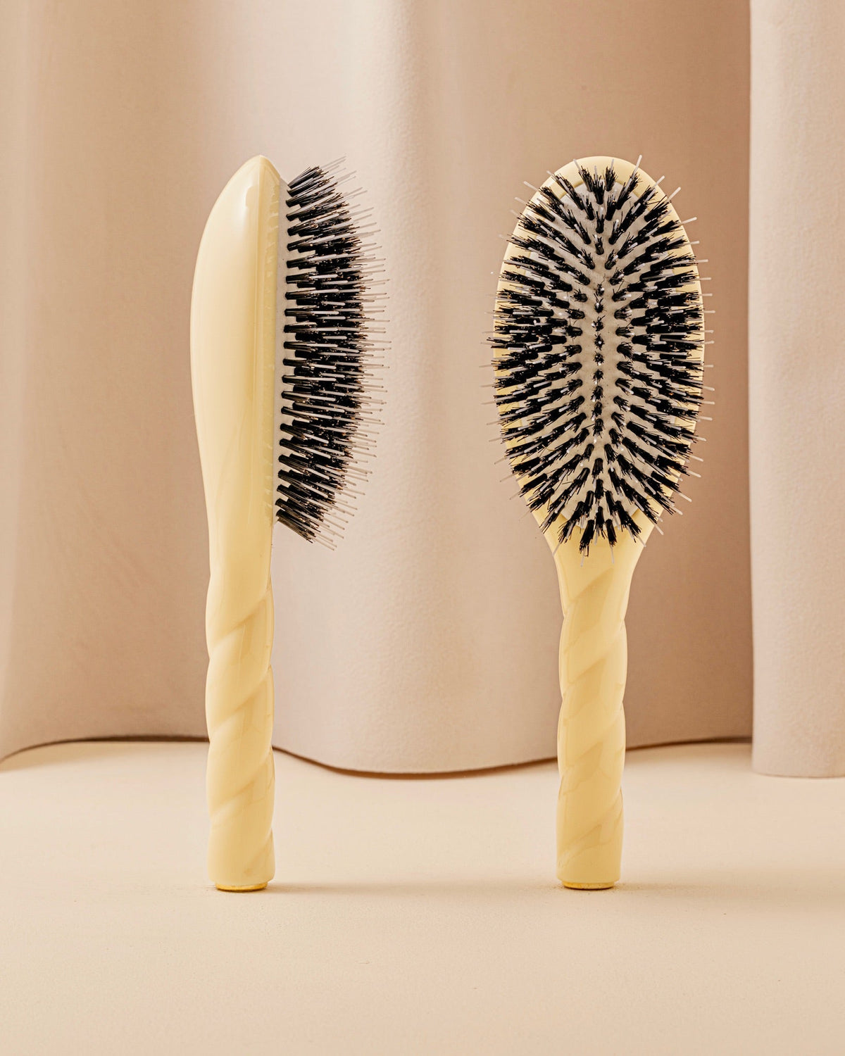 N.02 La Brosse Démêlante & Soin l'Indispensable Ivoire Cair
