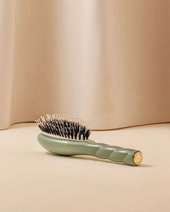 N.03 La Petite Brosse Cuir Chevelu Sensible l'Indispensable Douceur Vert Amande