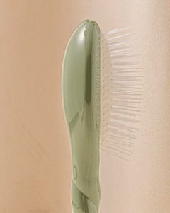 N.07 La Petite Brosse Démêlante & Stimulante l'Intense Vert Amande