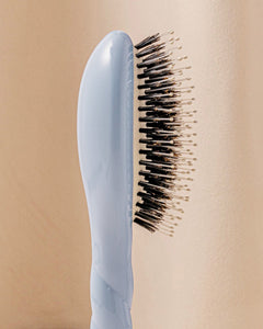 N.03 La Petite Brosse Cuir Chevelu Sensible l'Indispensable Douceur Bleu Ciel