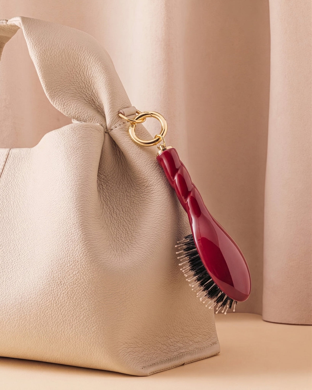 N.03 La Micro Brosse Cuir Chevelu Sensible l'Indispensable Douceur Rouge Cerise