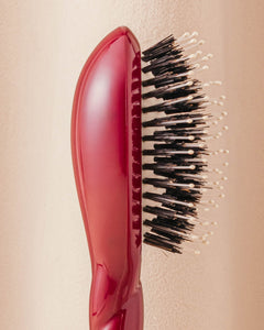 N.03 La Micro Brosse Cuir Chevelu Sensible l'Indispensable Douceur Rouge Cerise
