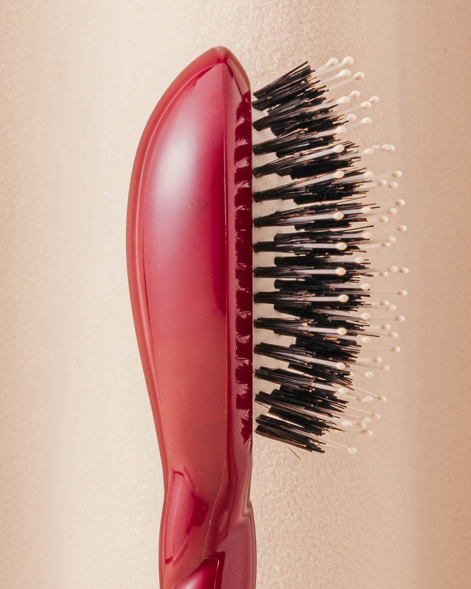 N.03 La Micro Brosse Cuir Chevelu Sensible l'Indispensable Douceur Rouge Cerise
