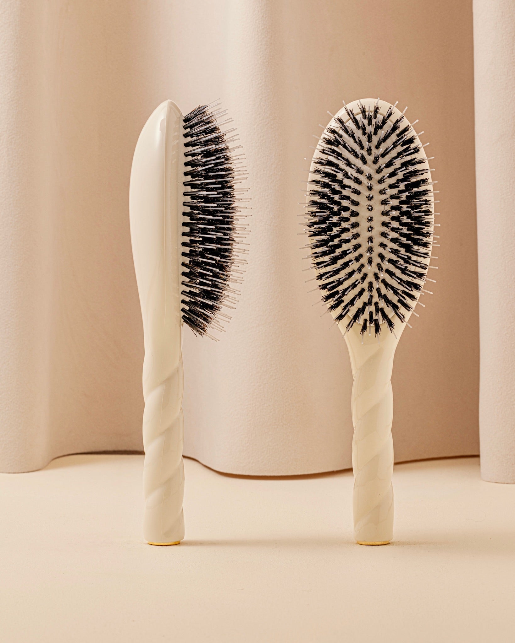 N.02 La Brosse Démêlante & Soin l'Indispensable Blanc Crème