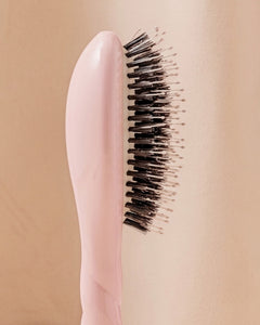 N.03 La Petite Brosse Cuir Chevelu Sensible l'Indispensable Douceur Rose Lilas