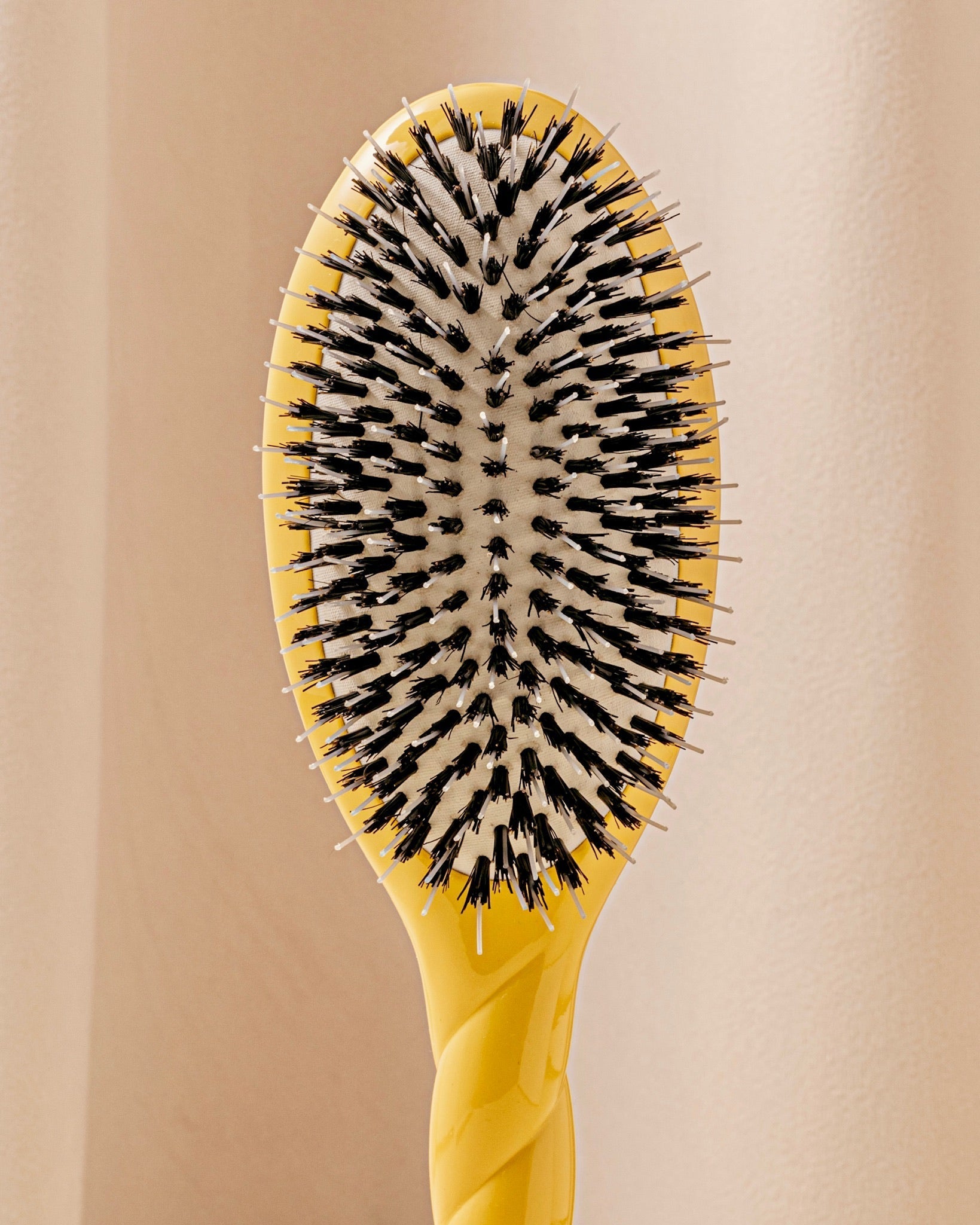 N.02 La Brosse Démêlante & Soin l'Indispensable Jaune Safran