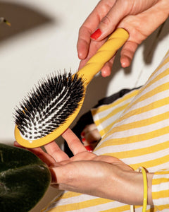 N.02 La Brosse Démêlante & Soin l'Indispensable Jaune Safran