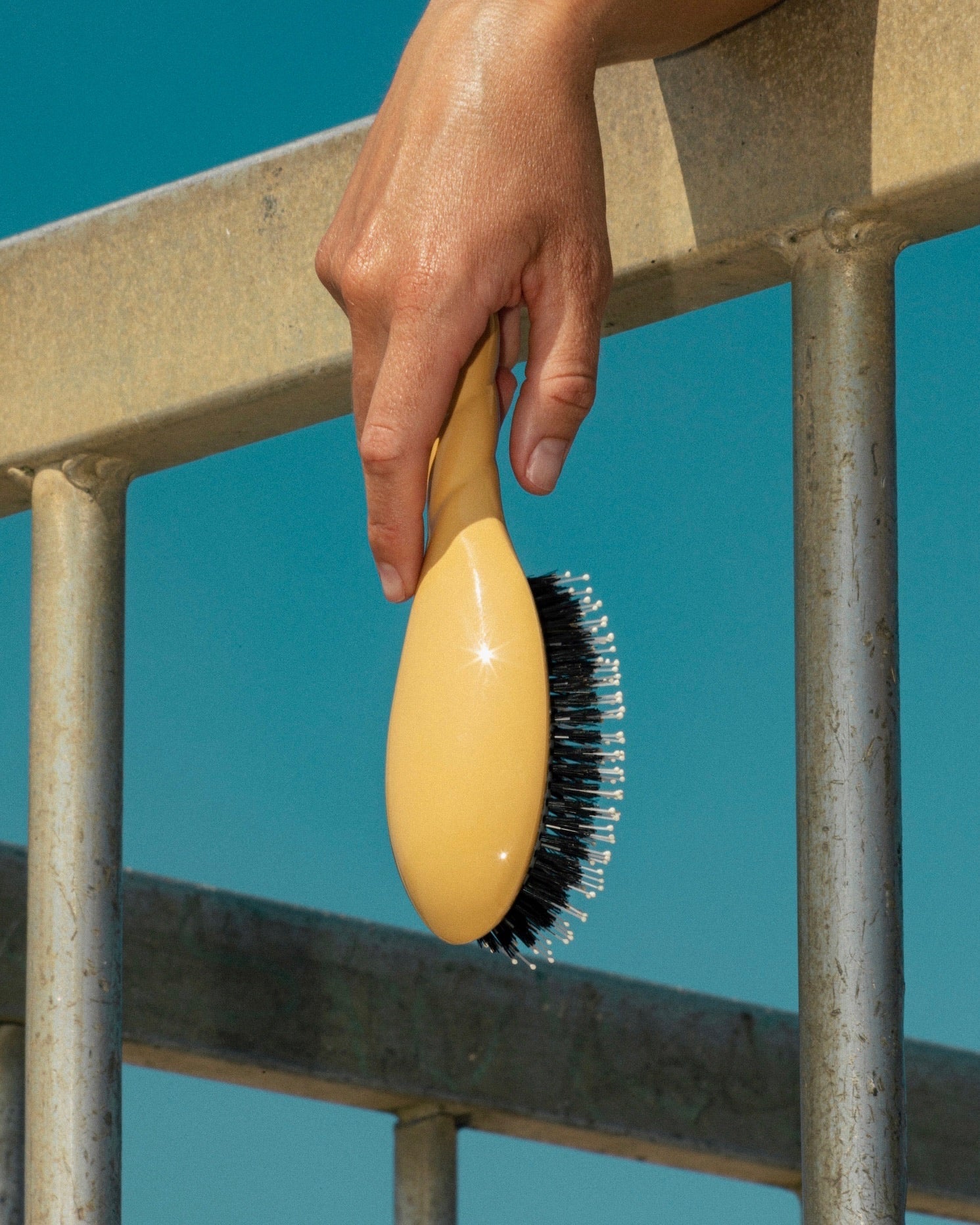 N.03 La Brosse Cuir Chevelu Sensible l'Indispensable Douceur Jaune Safran