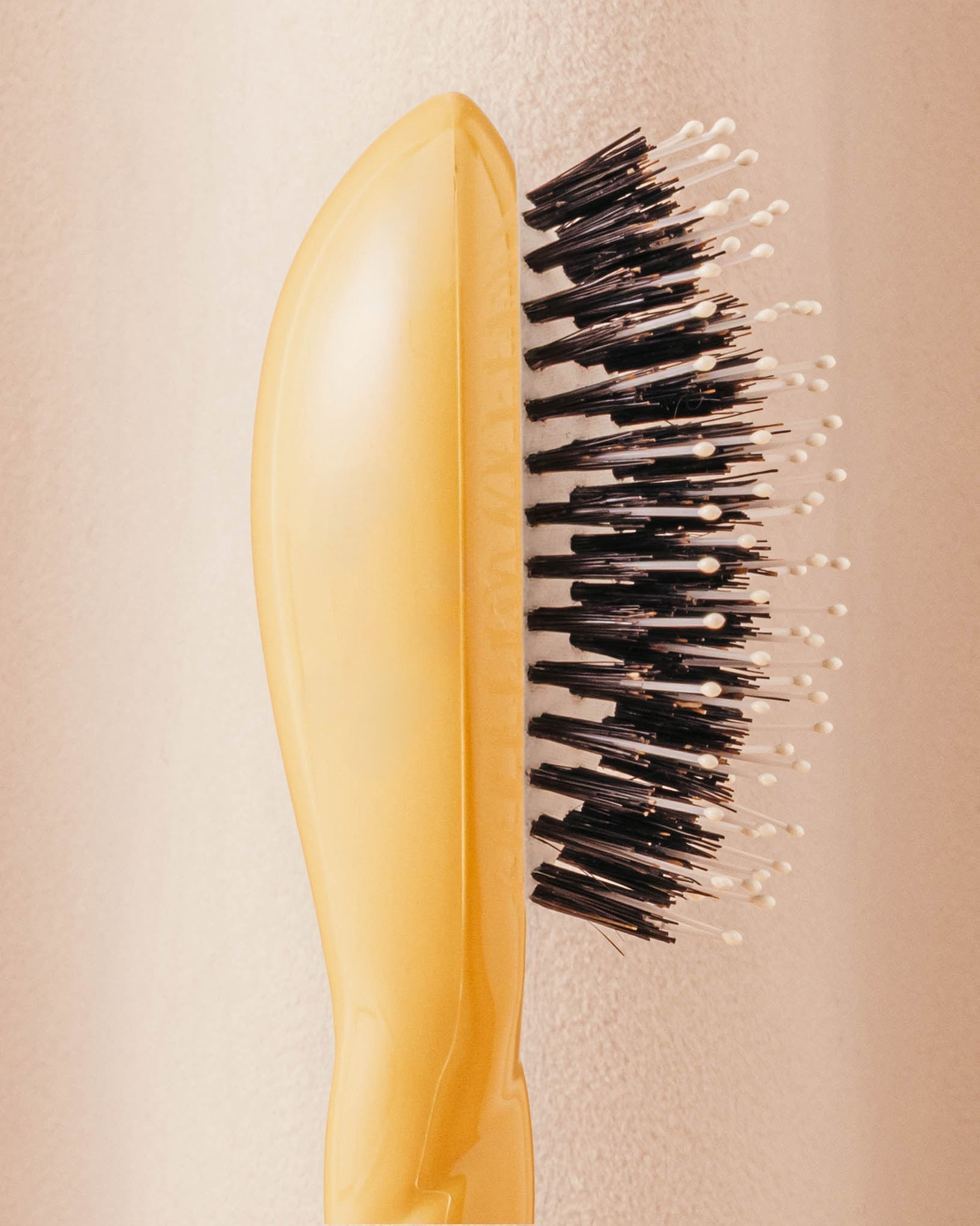 N.03 La Micro Brosse Cuir Chevelu Sensible l'Indispensable Douceur Jaune Safran