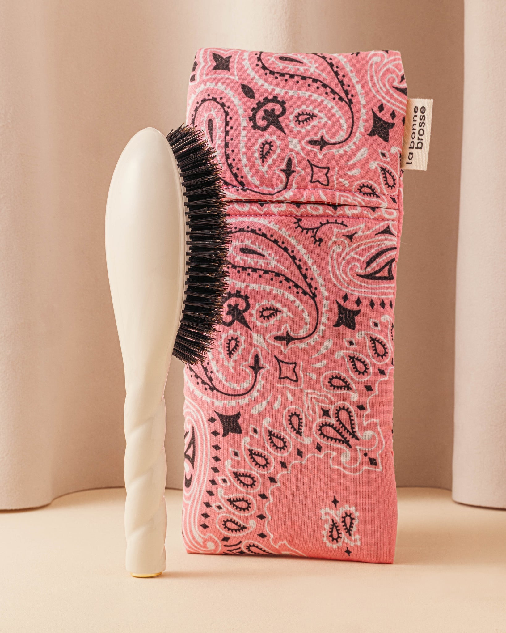 Call It By Your Name x La Bonne Brosse Pochette Grande Brosse Rose Poudrée