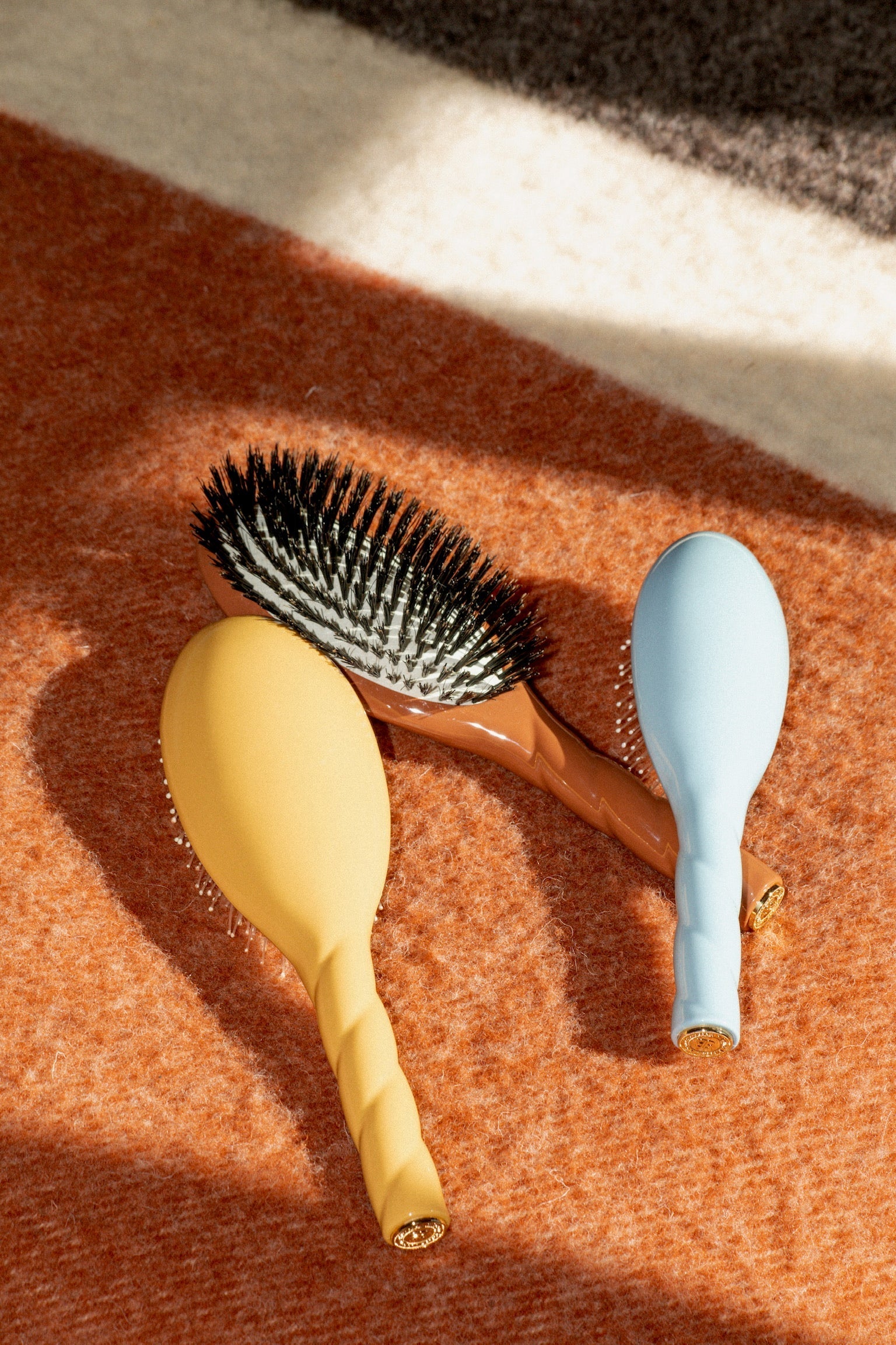 N.03 La Petite Brosse Cuir Chevelu Sensible l'Indispensable Douceur Jaune Safran