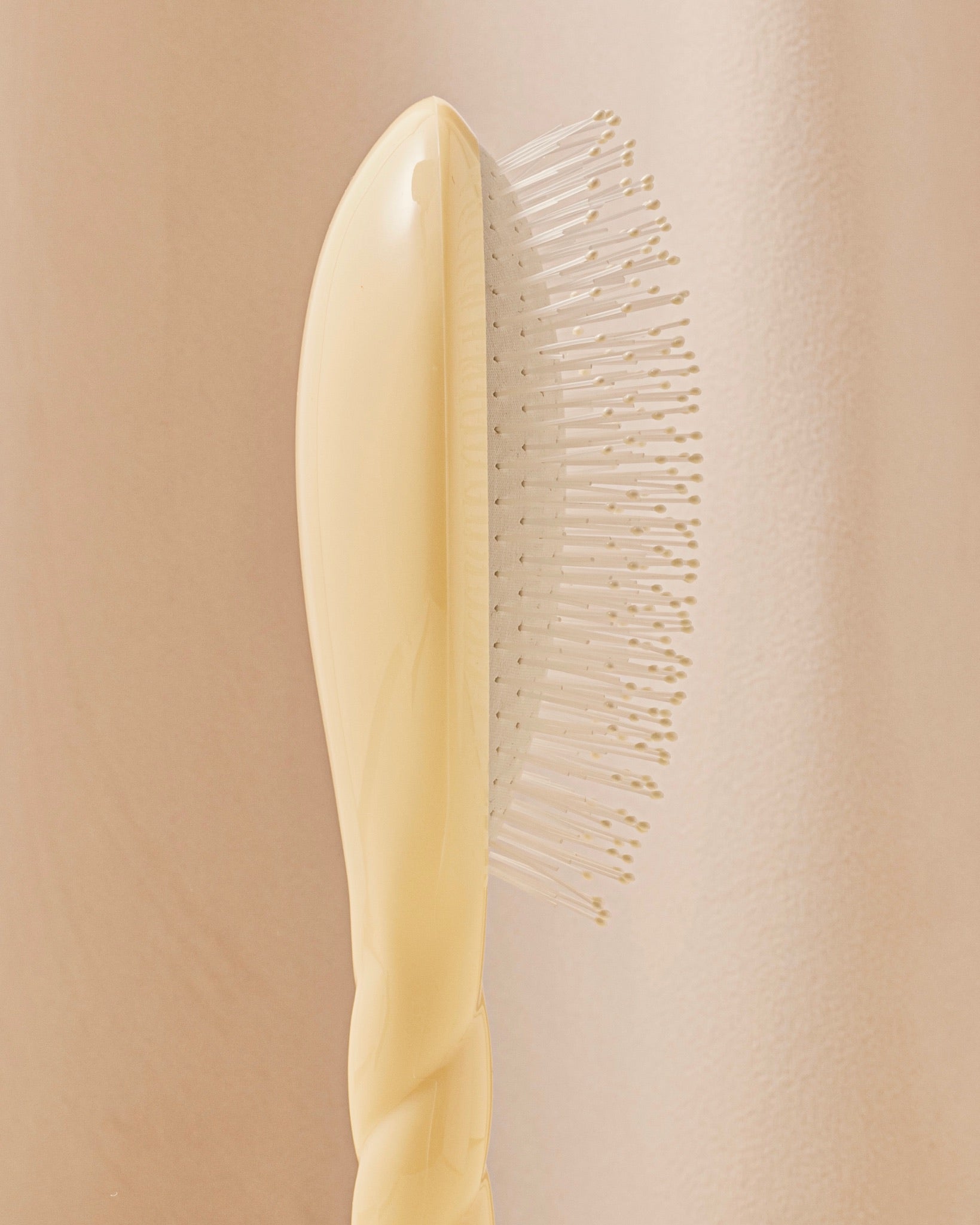 N.04 La Brosse Démêlante & Massante La Miracle Ivoire Cair