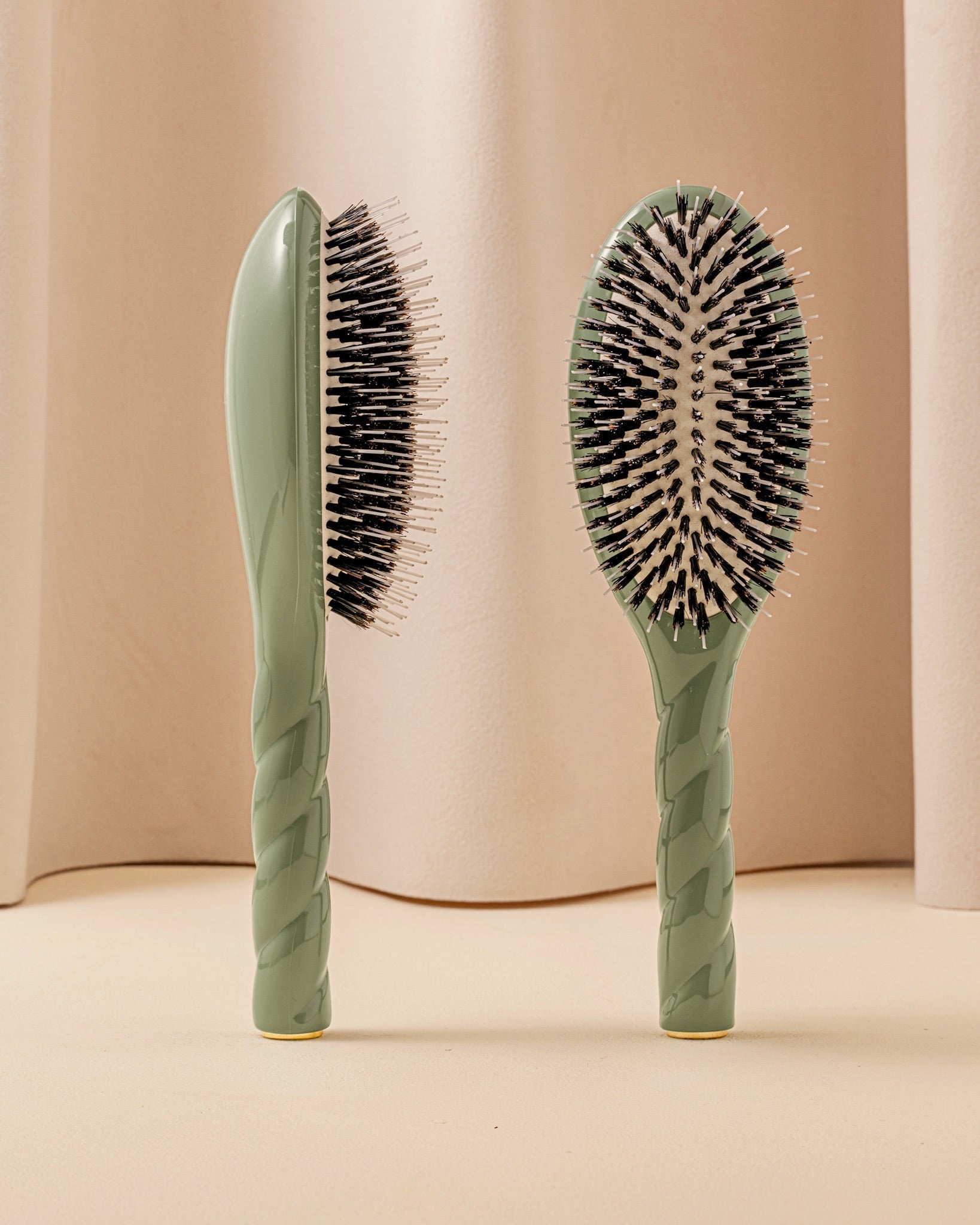 N.02 La Brosse Démêlante & Soin l'Indispensable Vert Amande
