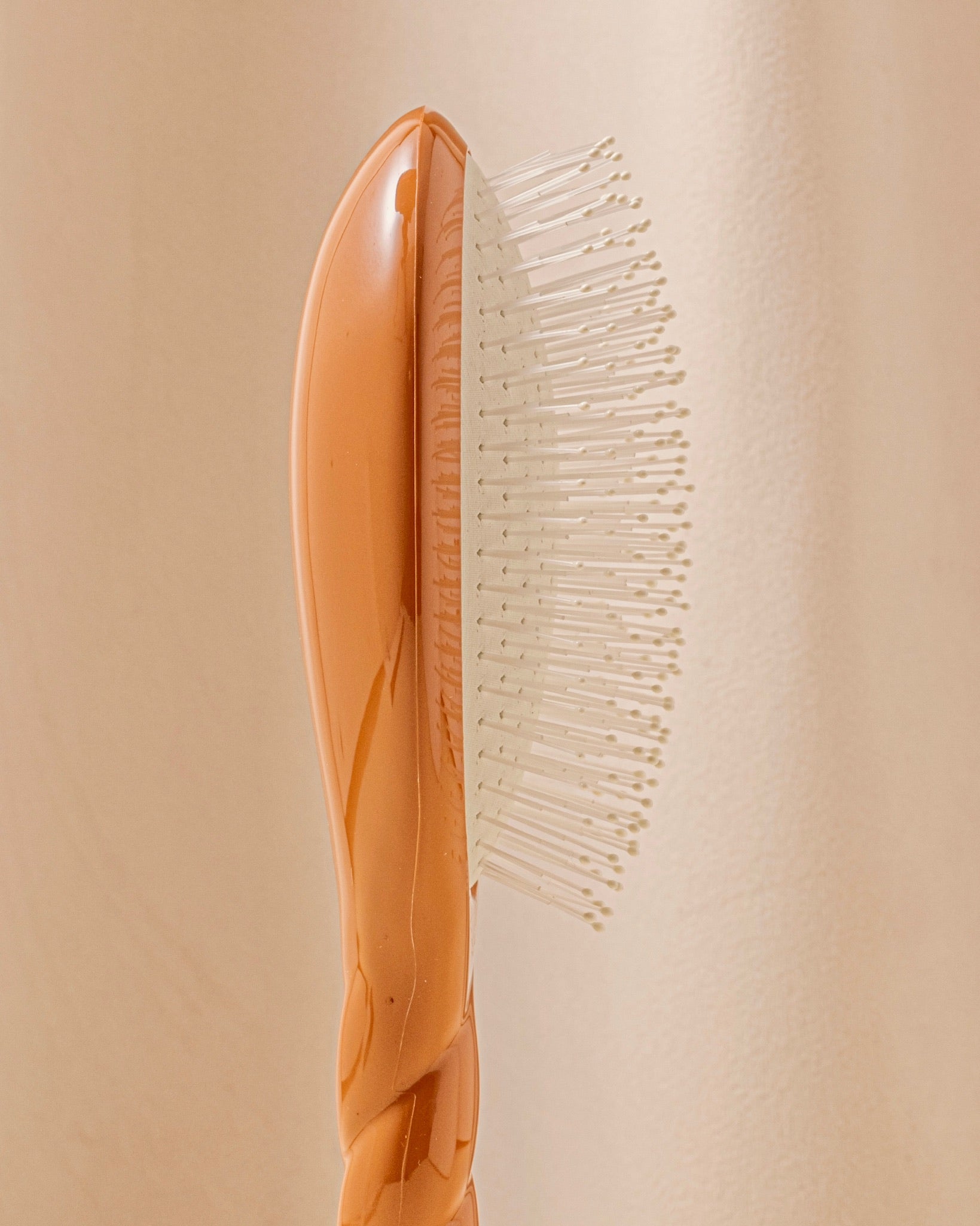 N.04 La Brosse Démêlante & Massante La Miracle Terracotta