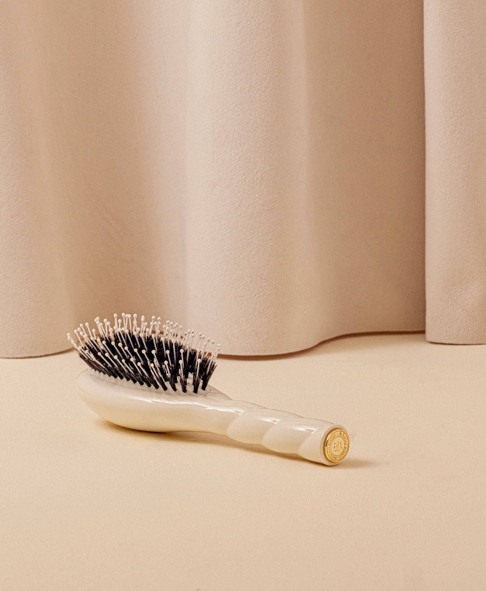 N.03 La Petite Brosse Cuir Chevelu Sensible l'Indispensable Douceur Blanc Crème